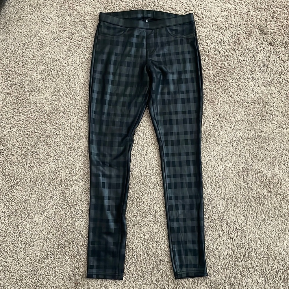 Black on black like new Hue leggings/skinny pants